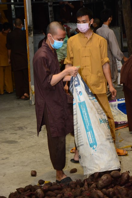 Continuing to support people in need in the Covid-19 pandemic of Hoang Phap Pagoda (series 2)